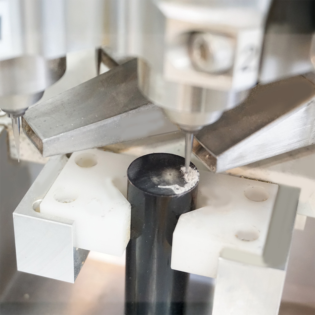 連続彫刻機での加工風景